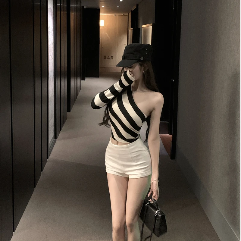 2024秋季新款纯欲性感修身设计感斜肩露肩条纹上衣女配高腰短裤