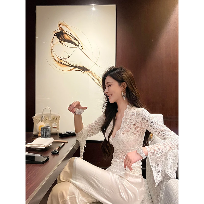 法式气质女神2024秋季新款纯欲性感镂空蕾丝上衣搭高腰显瘦休闲裤