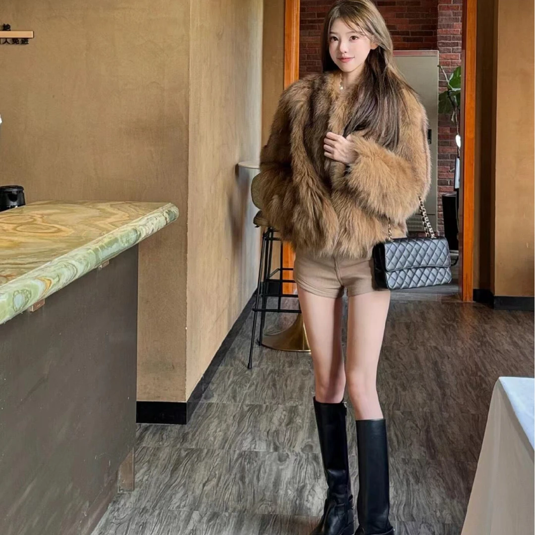 2024秋冬新款时髦设计感V领短款保暖高级感上衣气质外套显瘦短裤