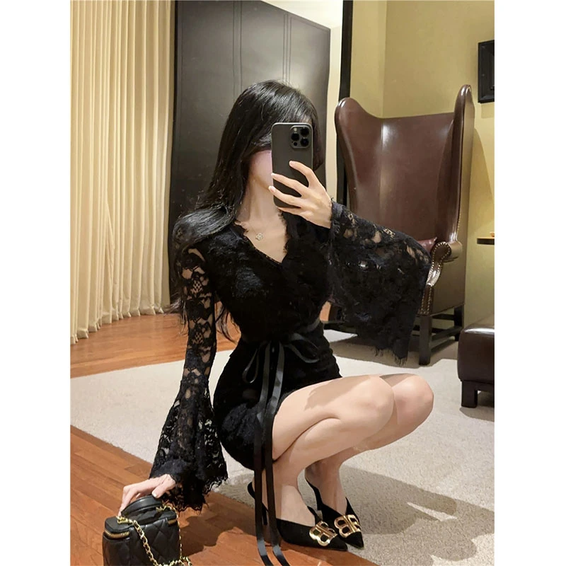 2024年秋冬新款纯欲性感V领喇叭袖蕾丝连衣裙修身显瘦辣妹包臀裙