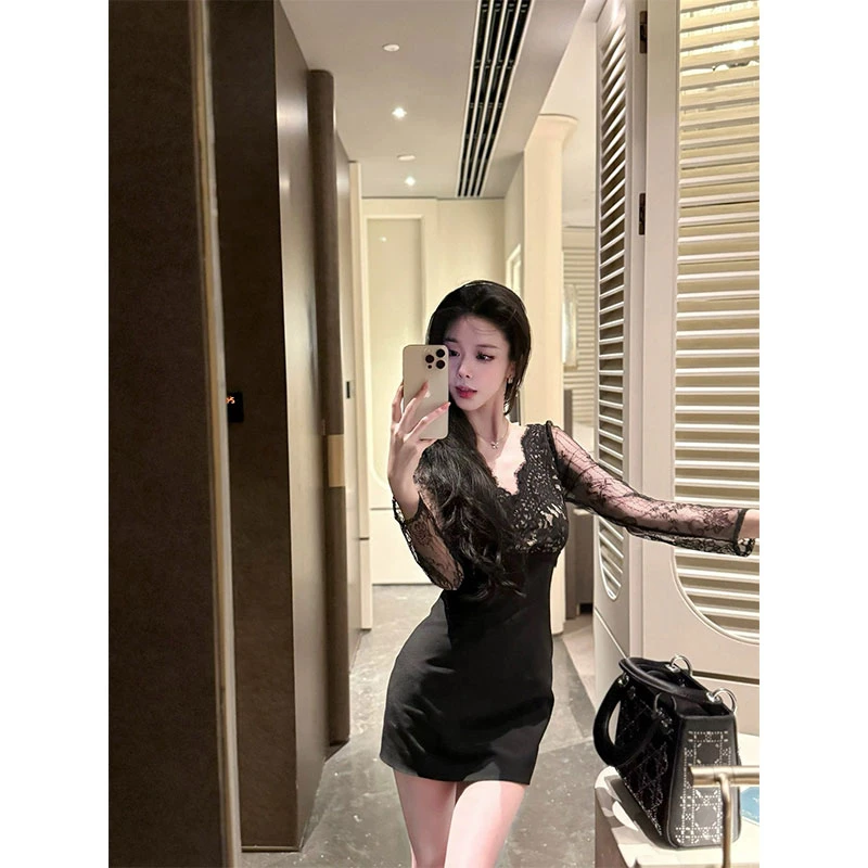 黑色蕾丝V领连衣裙女秋冬季纯欲气质性感甜辣妹修身显瘦包臀短裙