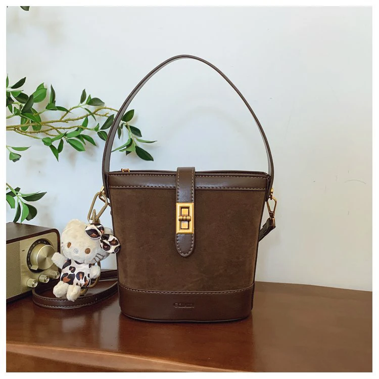 超火棕色手提水桶包包女2024新款秋冬季高级感轻奢小众设计斜挎包