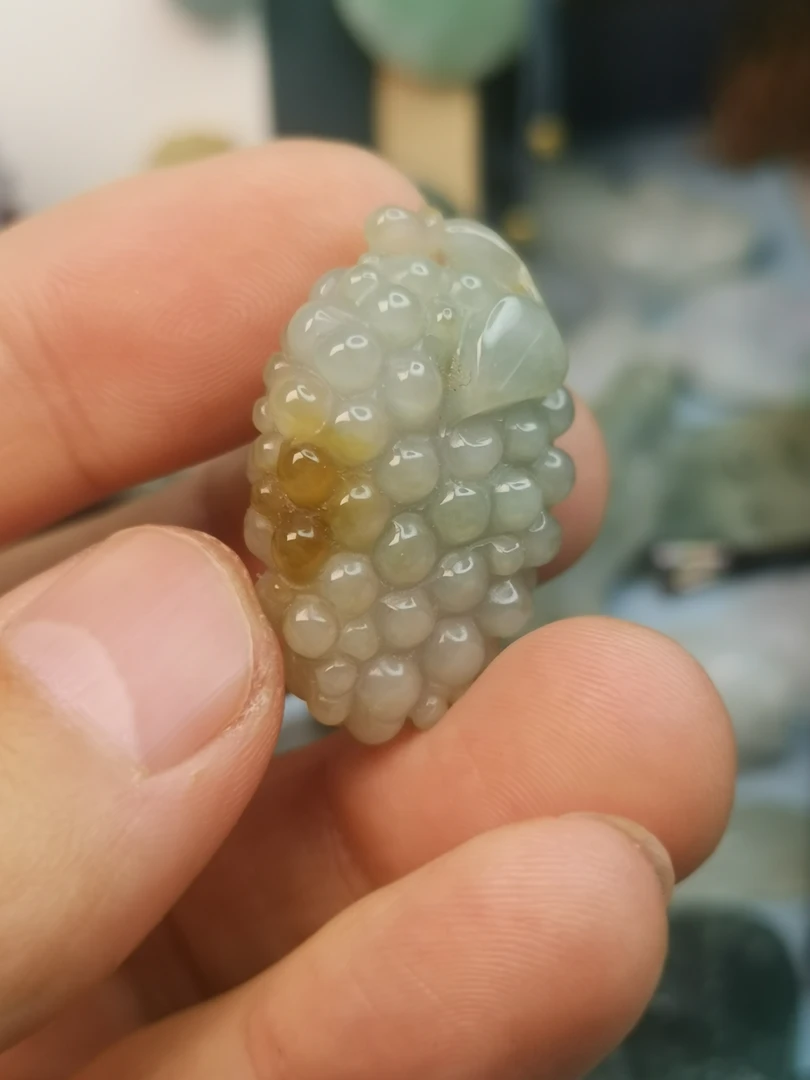 冰胶俏色巧雕的翡翠葡萄
