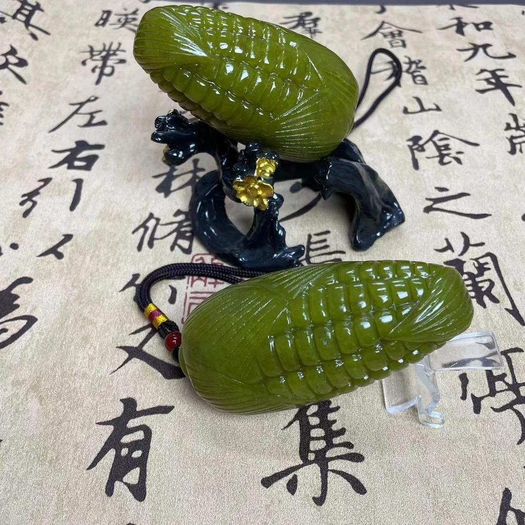 天然岫玉/手工雕牛油果丰收苞米发米手玩件/多样性发货，其中发一