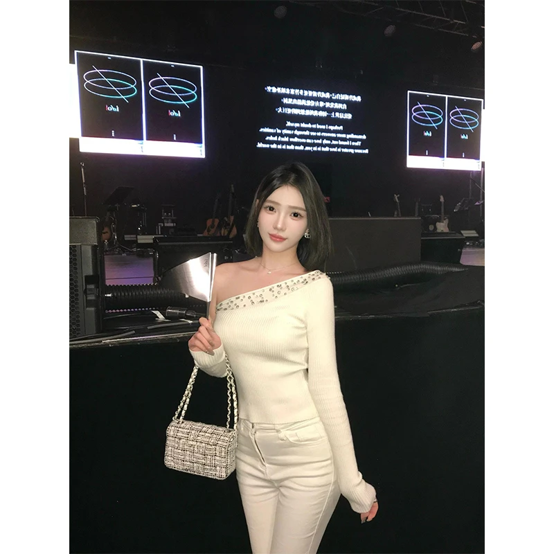 白色斜肩镶钻长袖针织衫女秋冬季设计感小众高级修身显瘦短款上衣