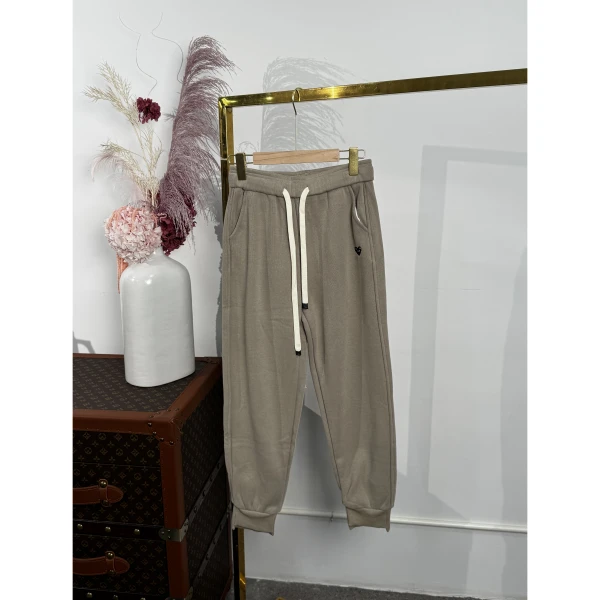 秋冬上新~时尚简约爱心刺绣设计款休闲裤 K6987