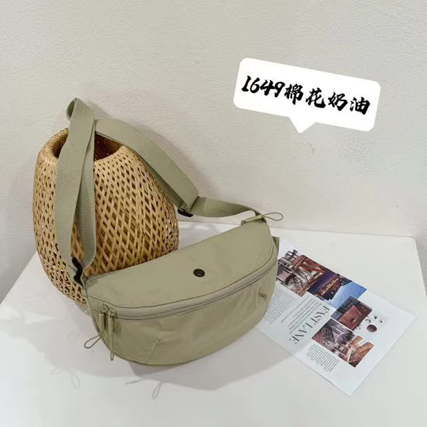 新款休闲饺子包单肩包斜挎包骑行包休闲包2025雅丹风泡芙防水面料