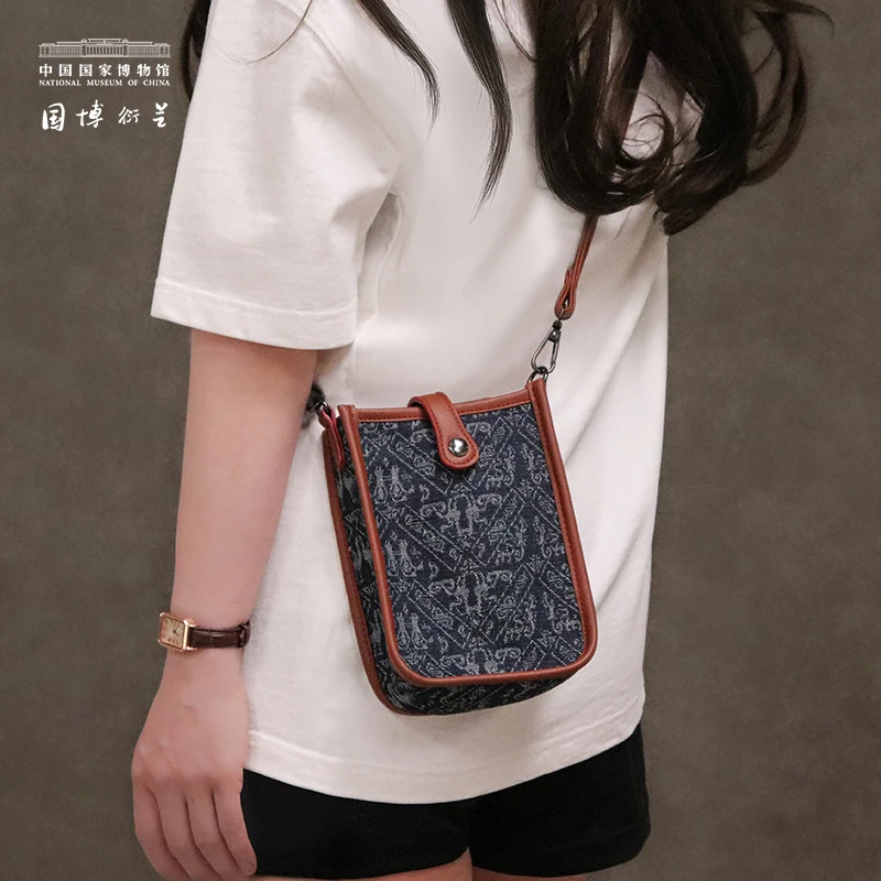 中国国家博物馆舞人龙凤纹手机包夏季新款质感百搭博物馆文创礼物