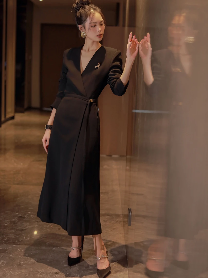 2025秋季新款高级感气质通勤显瘦V领黑色西装连衣裙女1801