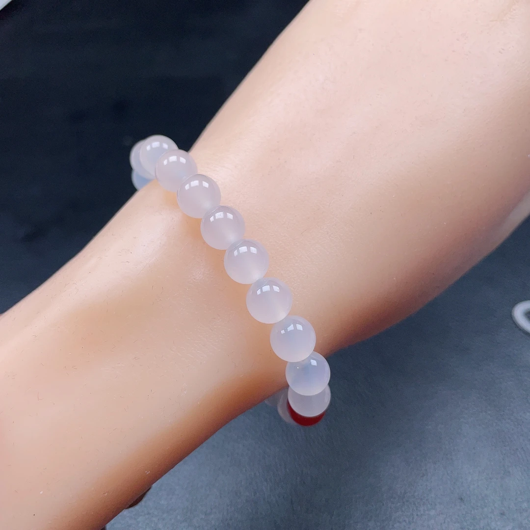 玛瑙手串，款式不一，随机发货，只发一件，一窜20粒，冰冰透透，美女款