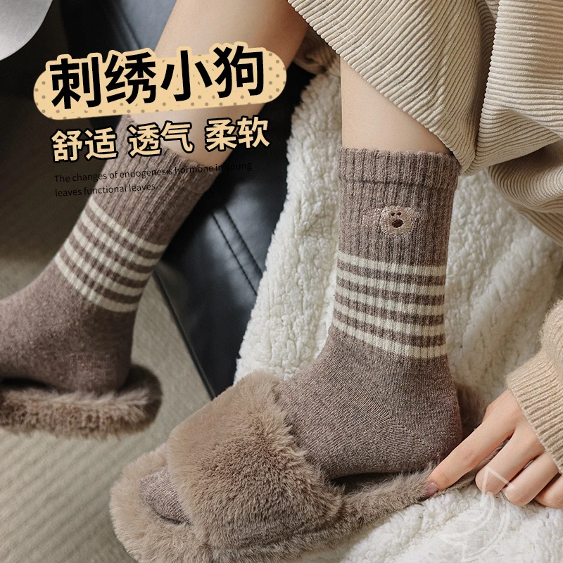 卡通刺绣小狗袜子秋冬季温暖防寒羊毛运动袜条纹学院风中筒堆堆袜