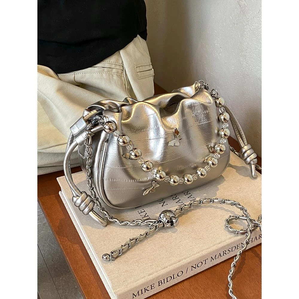 银色褶皱包包女夏天2024新款小众设计链条斜挎包高级感上班小拎包