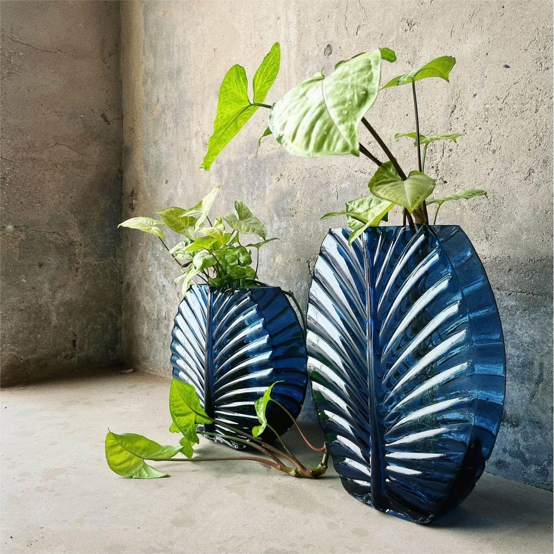 16    蓝色玻璃大花瓶家大业大