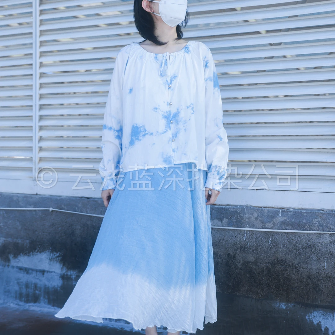 云浅蓝深扎染 领口系带圆领金口上衣