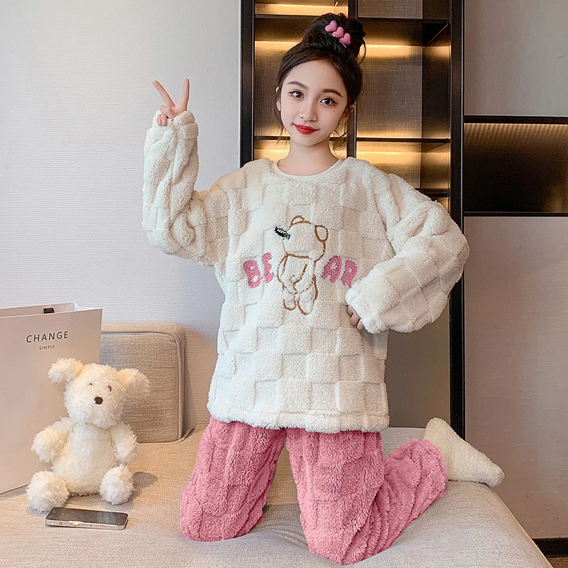 2023年冬季新款女童法兰绒黛妮熊卡通睡衣儿童中大童小女孩家居服