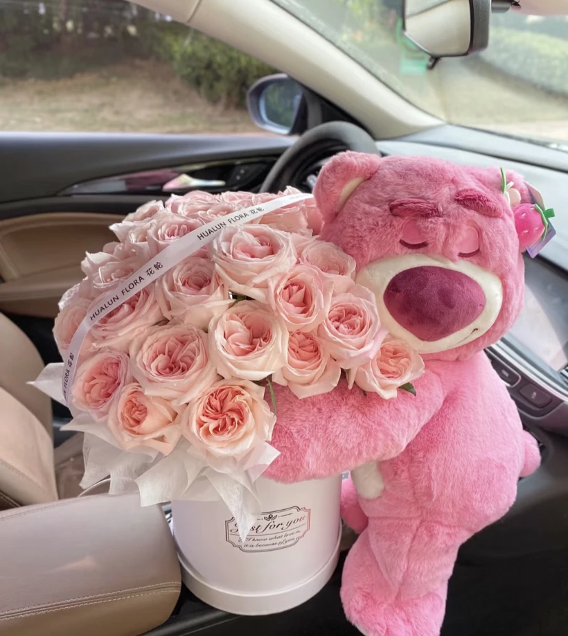 草莓熊抱抱桶粉色系玫瑰花礼生日花束情人节鲜花礼物