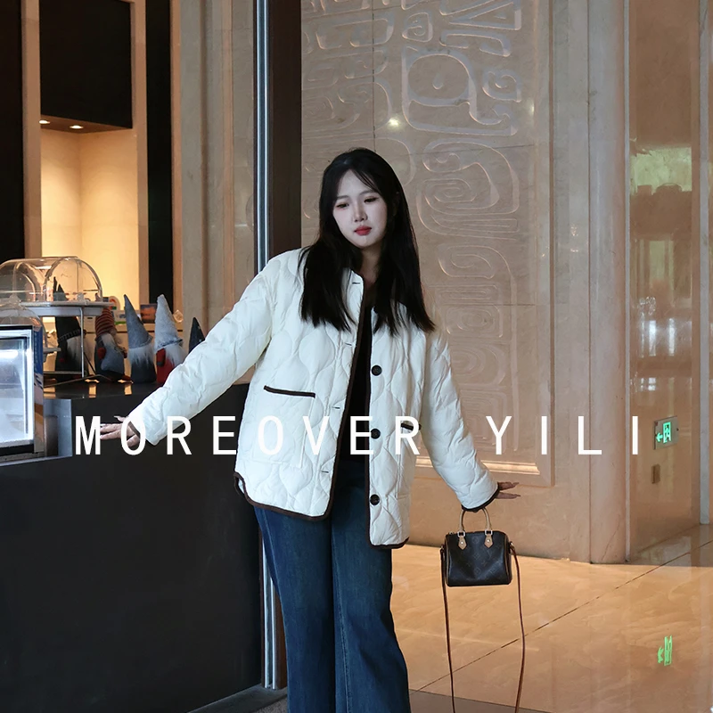 Moreover YiLi 2024轻薄短款羽绒服女新款撞色翻领菱格白鸭绒冬季