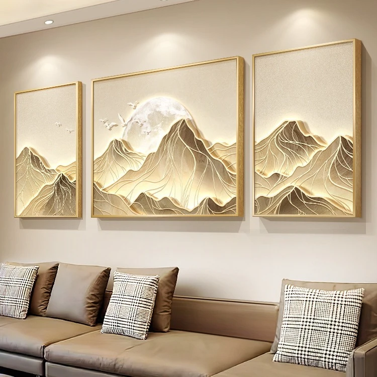 现代轻奢客厅装饰画背后有靠山沙发背景墙挂画高级感金山三联壁画