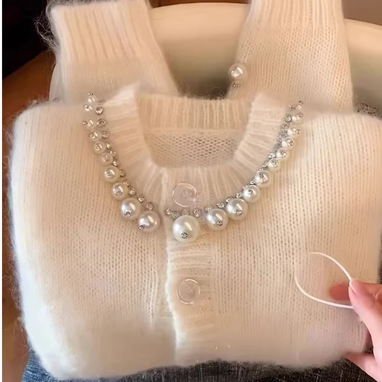 白色温柔风设计感珍珠毛衣女2024秋冬新款小个子休闲百搭针织开衫