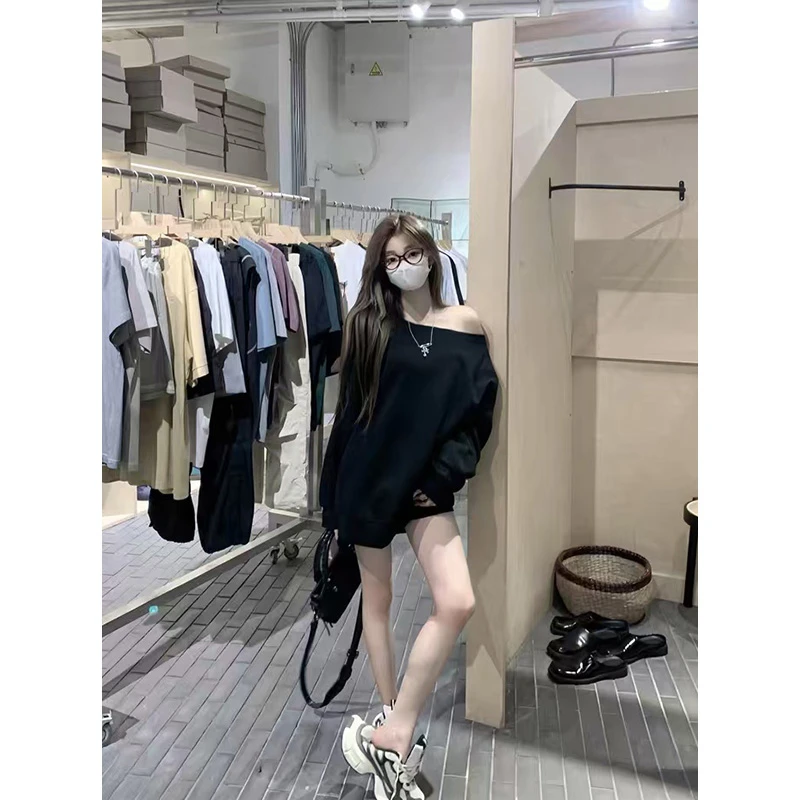 港风黑色露肩卫衣女秋冬2024新款百搭慵懒风休闲宽松长袖斜肩上衣