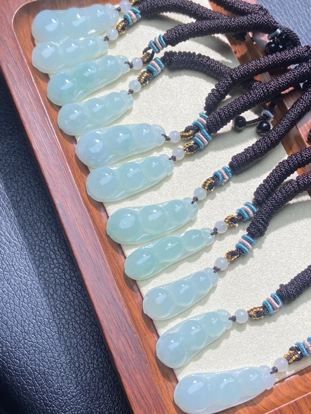 天然缅甸翡翠（A货）豆子女士吊坠