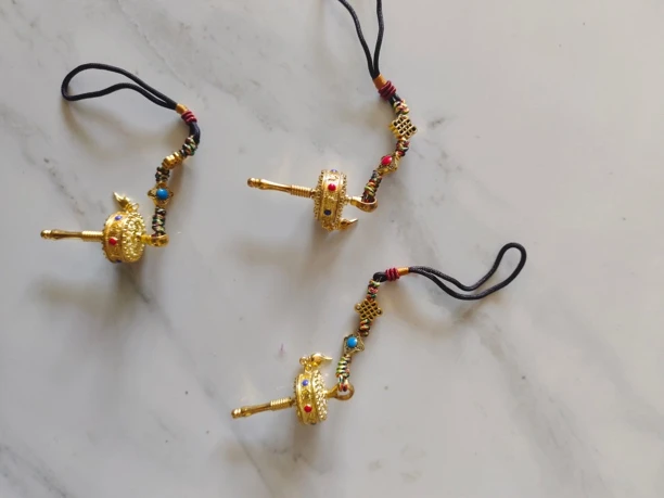 一个金色转筒（可做包包挂）