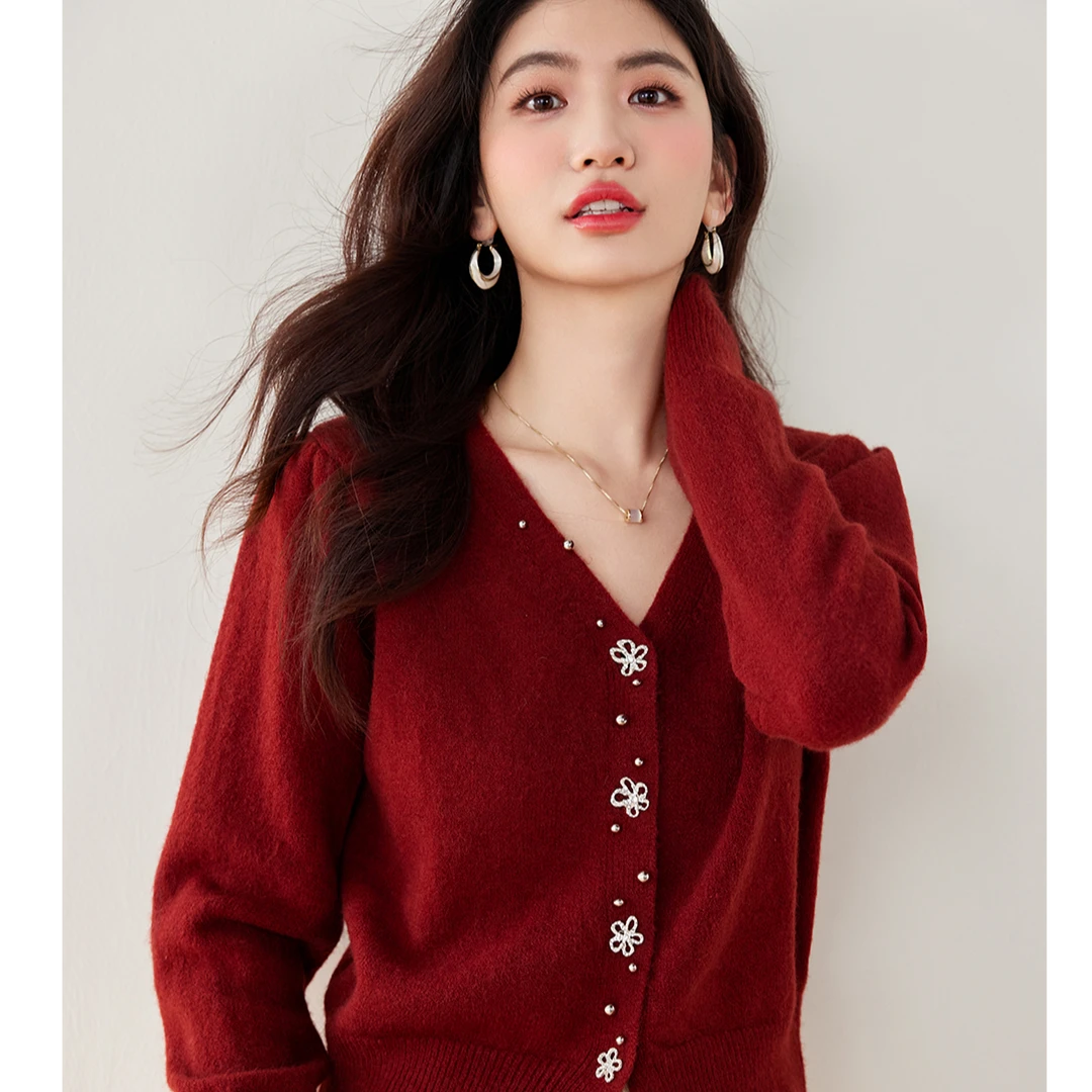 设计感钉珠红色针织毛衣女冬季新款小个子短款灯笼袖内搭打底衫