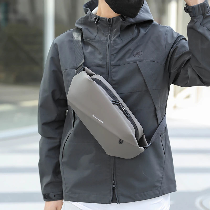 新款休闲防水户外包挎包男士腰包胸包机车包骑行通勤便携斜挎包