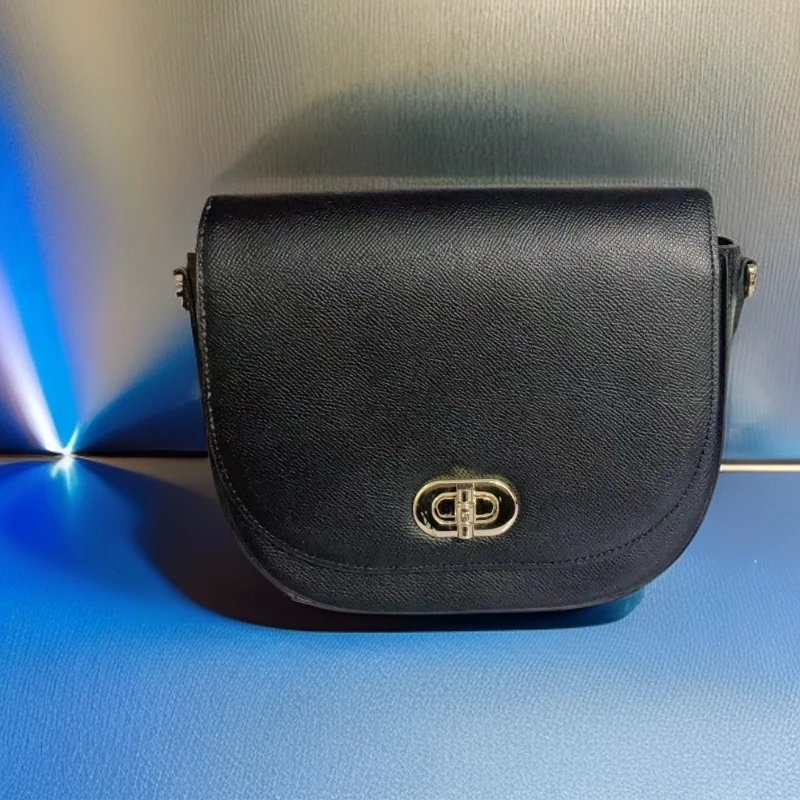 黑色经典牛皮翻盖单肩斜跨包