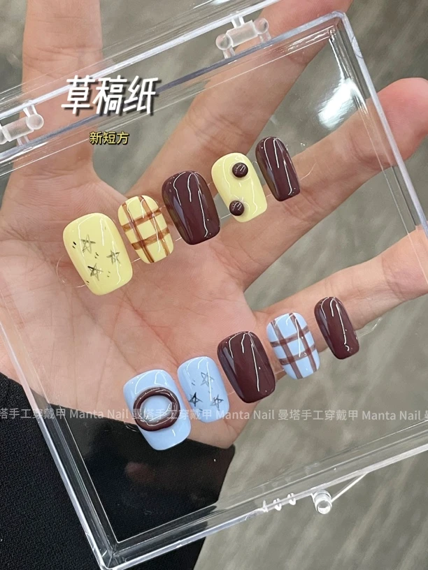 草稿纸｜同桌来下五子棋了 秋冬黄蓝气质可爱穿咖色纯手工穿戴甲