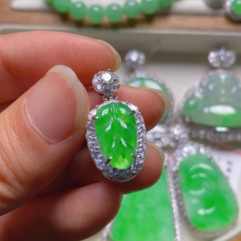 【闪购商品】翡翠颈饰银S925镶嵌树叶吊坠