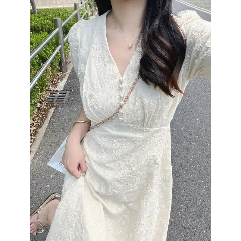 2025夏季新款法式重工刺绣气质v领国风温柔风收腰中长款连衣裙女