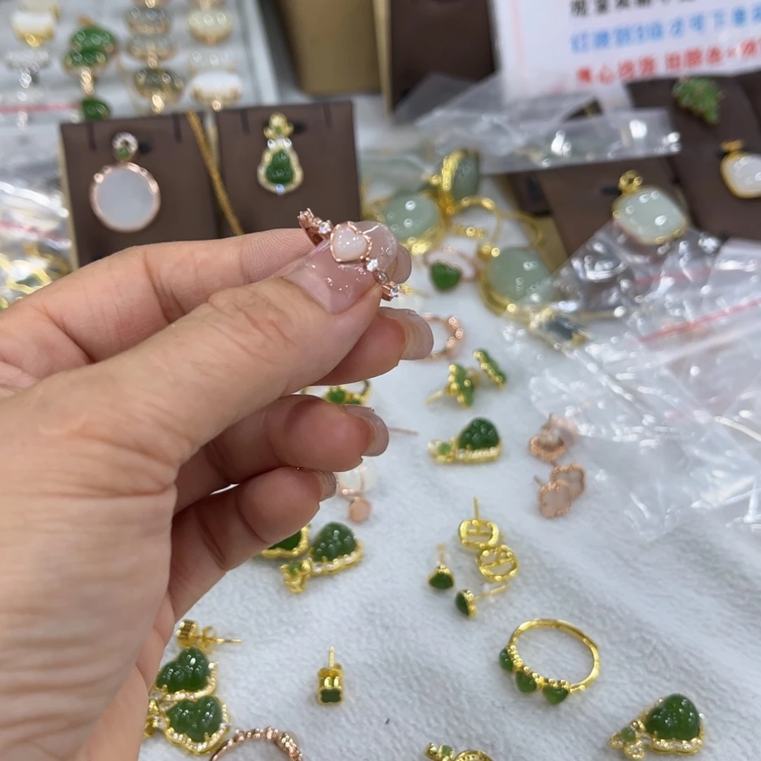 和田玉耳饰未镶嵌吴**.