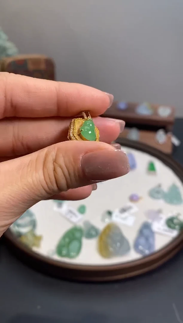 【闪购商品】翡翠颈饰18K金镶嵌葫芦