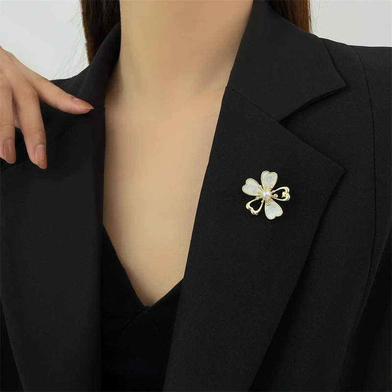 合金仿珍珠胸针 花朵胸针高档气质轻奢小众设计感西装毛衣优雅