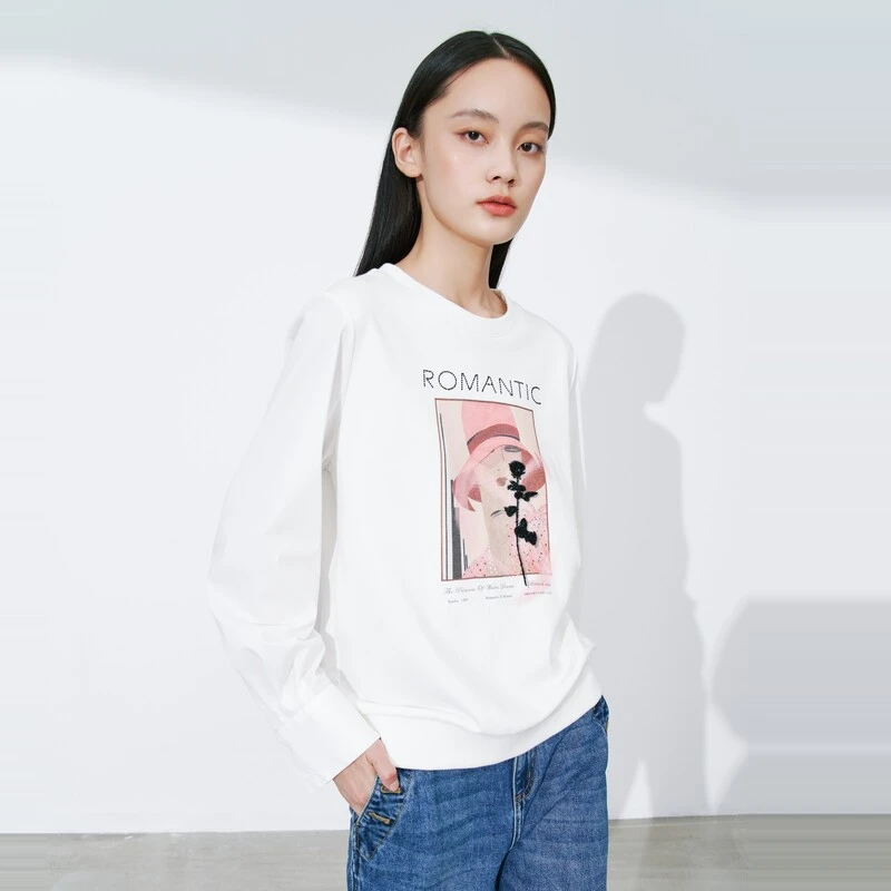 XG雪歌创意印花长袖套头卫衣2023春季新款通勤简约米白色上衣女装