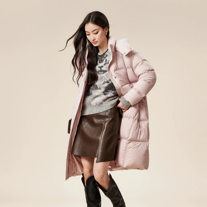 XG雪歌粉色慵懒风宽松保暖连帽长款羽绒服冬季新款通勤过膝外套