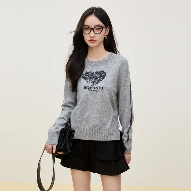 XG雪歌灰色字母绣花长袖毛针织衫2025冬季新款织带拼接绵羊毛衫女