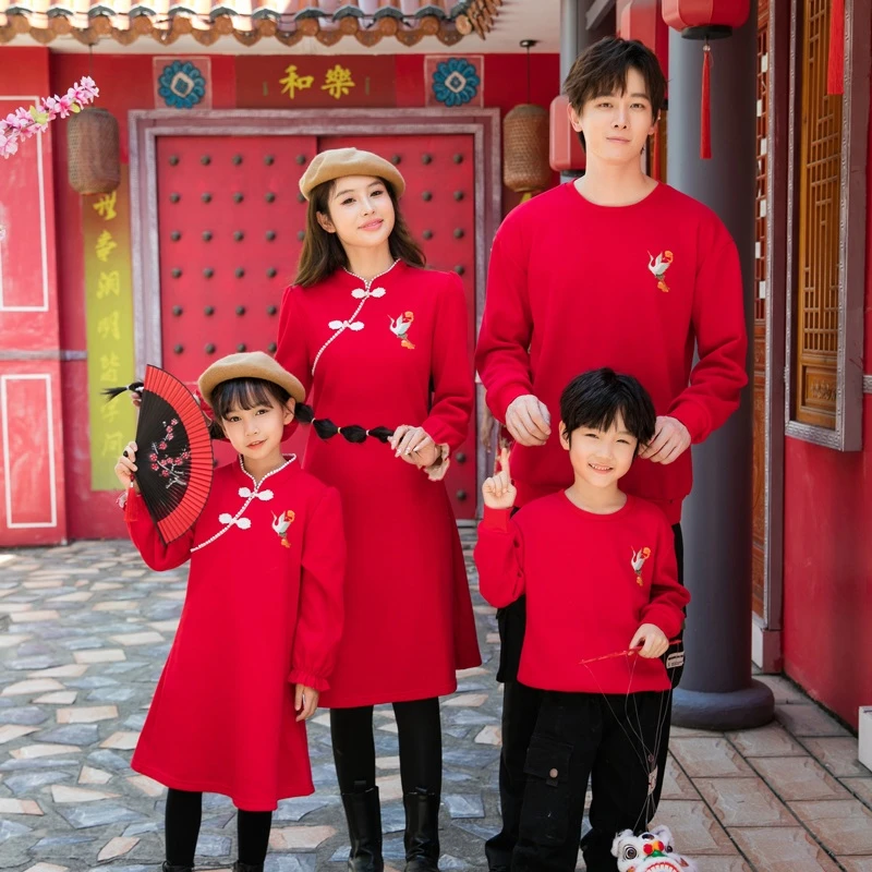 2024新款亲子装秋冬装过年喜庆网红母女连衣裙国潮风加绒卫衣外套