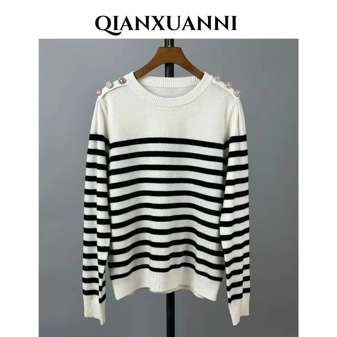 Qianxuanni/茜萱妮【黑白旋律】低圆领绵羊毛金属扣毛衣