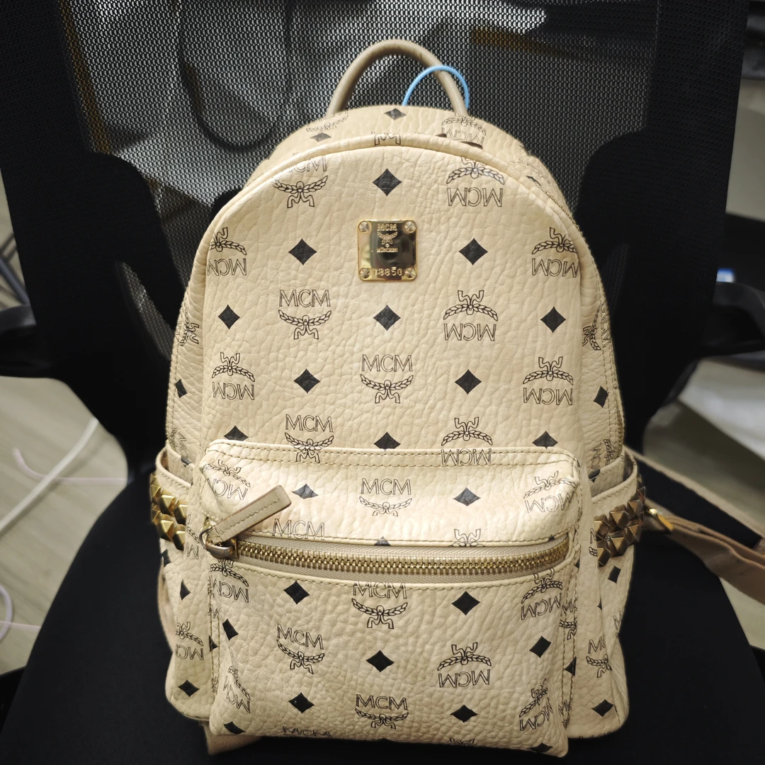 95新 MCM 男女通用米白色侧面铆钉双肩背包