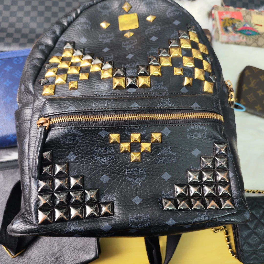 80新 MCM 黑色铆钉双肩包中号