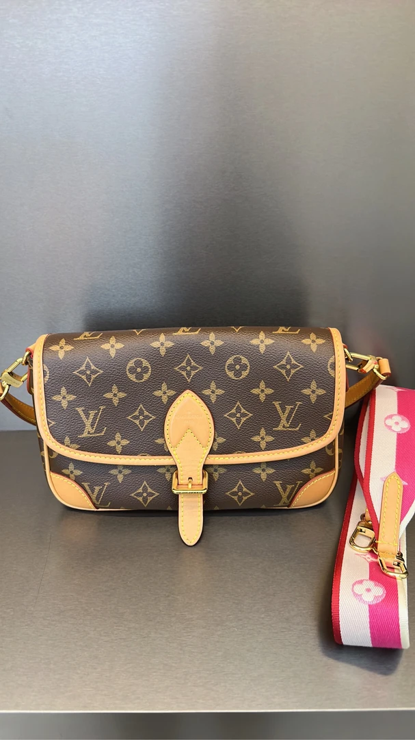 99新 LouisVuitton/路易威登  法棍单肩包粉色肩带