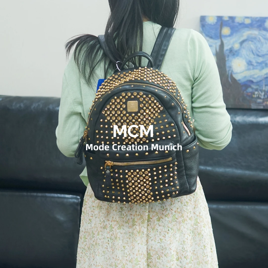95新 MCM 黑色铆钉双肩包/XG09525008/5008