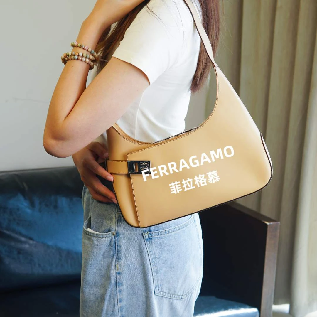 95新 FERRAGAMO/菲拉格慕 棕色单肩包/YXJJ06713596/3596