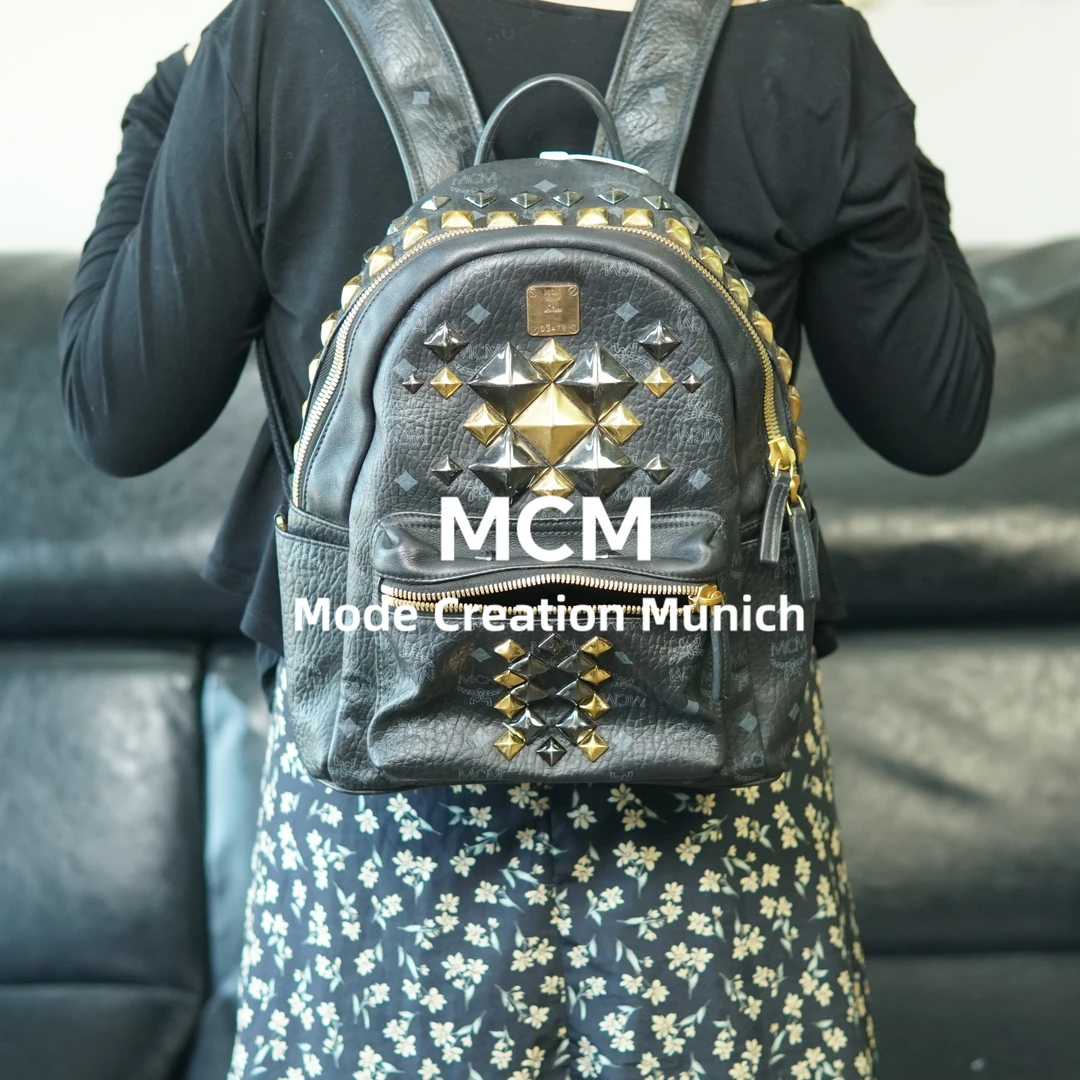 95新 MCM 黑色铆钉双肩包/BB08604020/4020