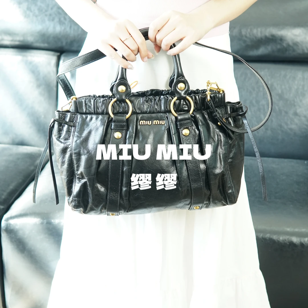 95新 MIU MIU/缪缪 miumiu 黑金褶皱斜挎包/BB07518023/8023