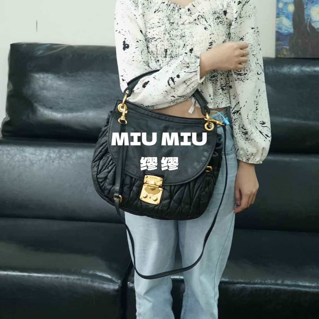 95新 MIU MIU/缪缪 miumiu/黑金斜挎包/YM10710573/0573