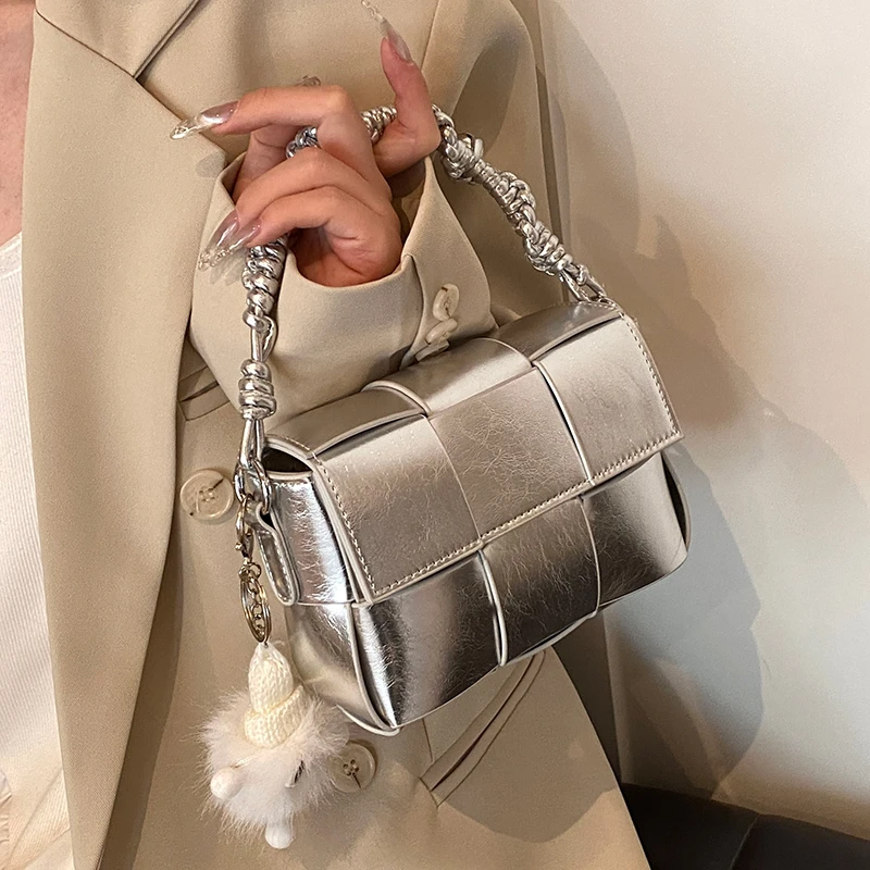 银色包包女夏天2025新款设计感小众单肩斜挎包时尚手提编织小方包