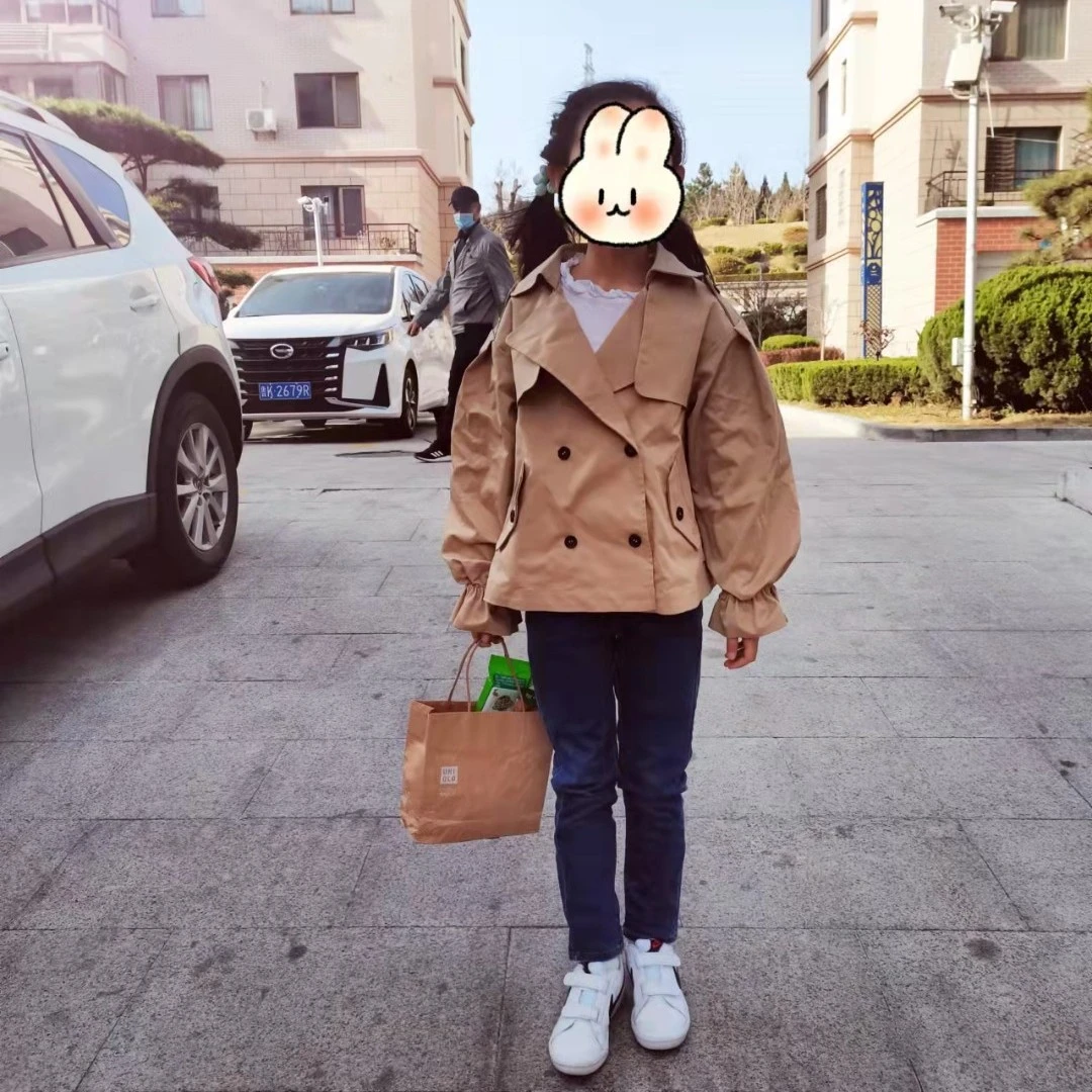 经典卡其色女童飞边袖口金色刺绣装饰短款时尚风衣童装儿童外套